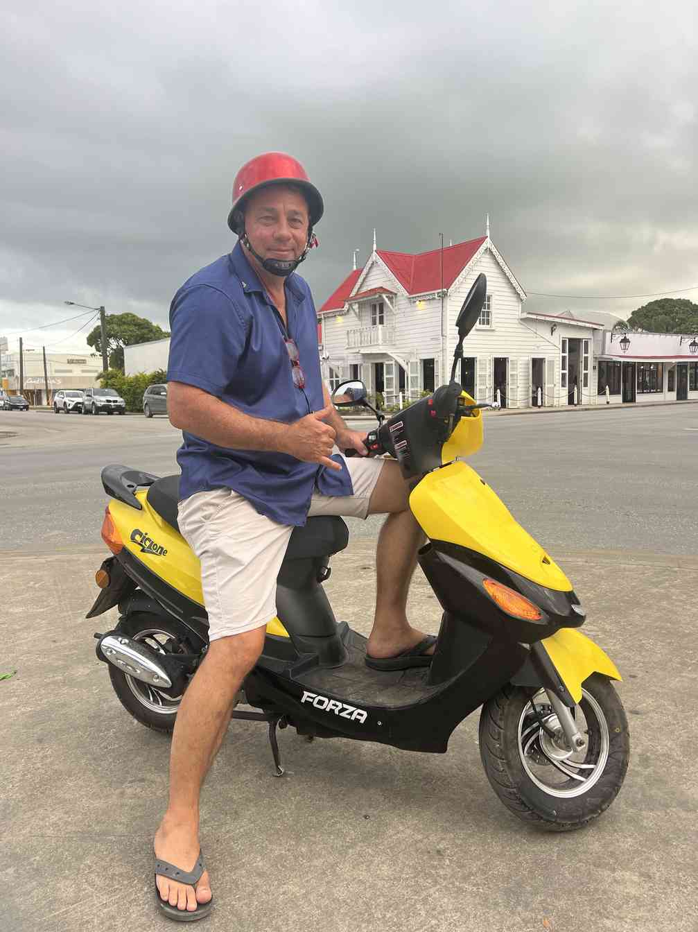 Fiki on scooter